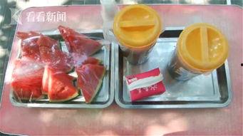 免费给路人吃瓜喝水,免费瓜水传递清凉爱心